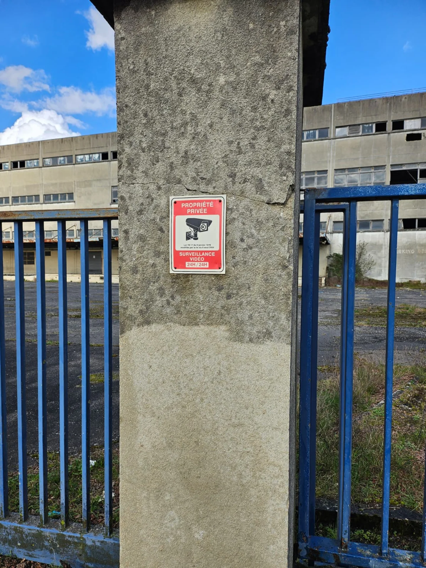 Support en béton avant nettoyage vapeur