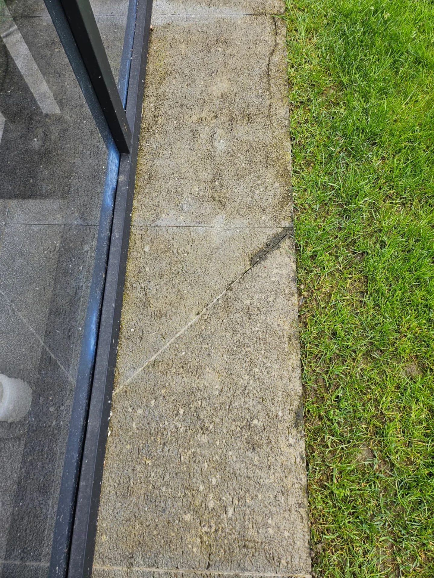 Bordure en béton avec une zone nettoyée
