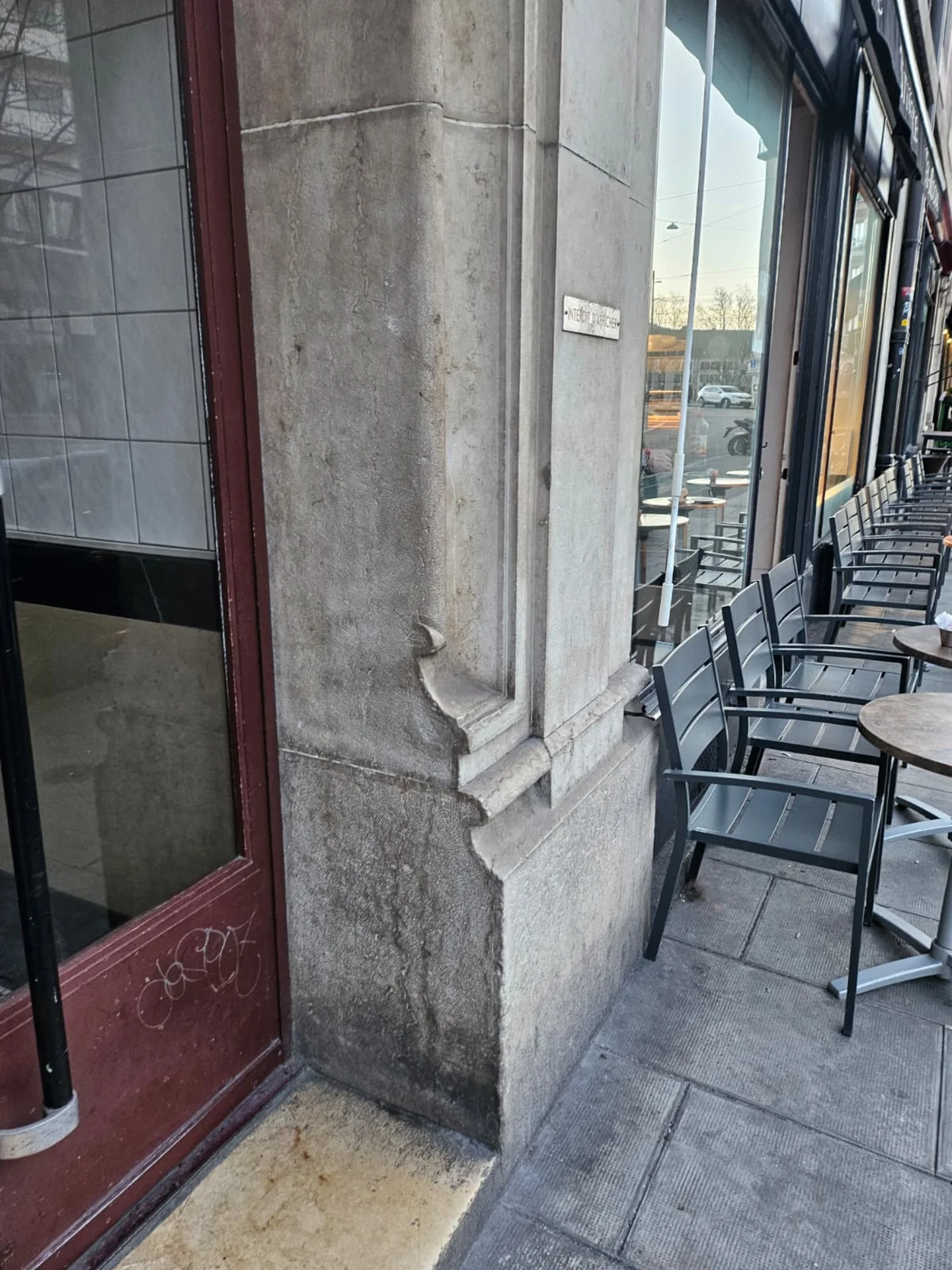 Technicien Steam Cleaner en intervention sur une façade avec échafaudage