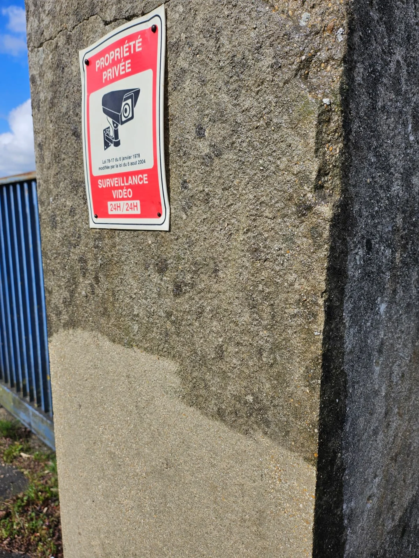 Support en béton après nettoyage vapeur